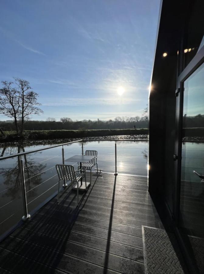 Water Cabin With Water Sports Equipment And Bikes, Bath Bristol Exterior foto
